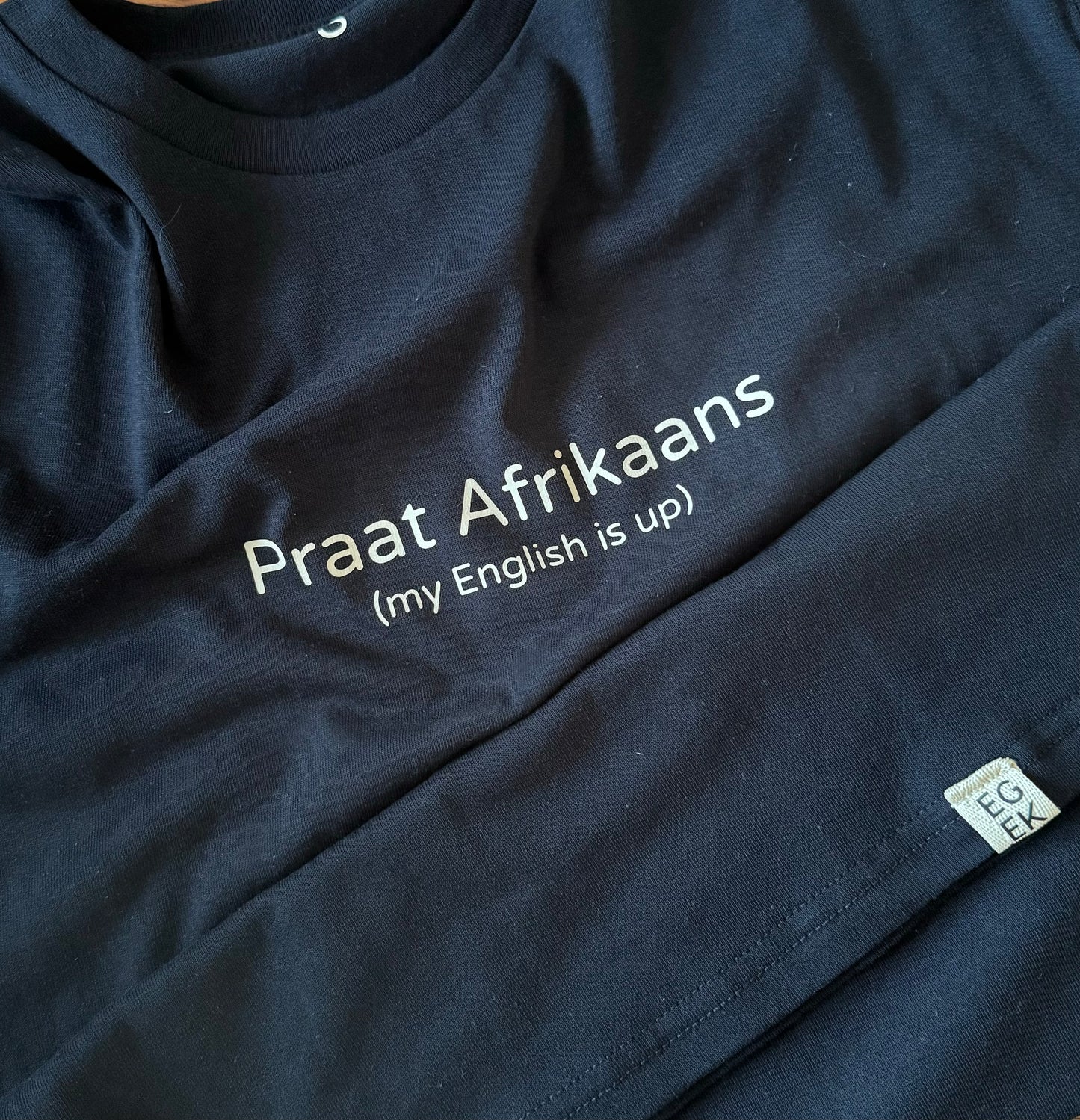 "Praat Afrikaans (my English is up)" t-hemp
