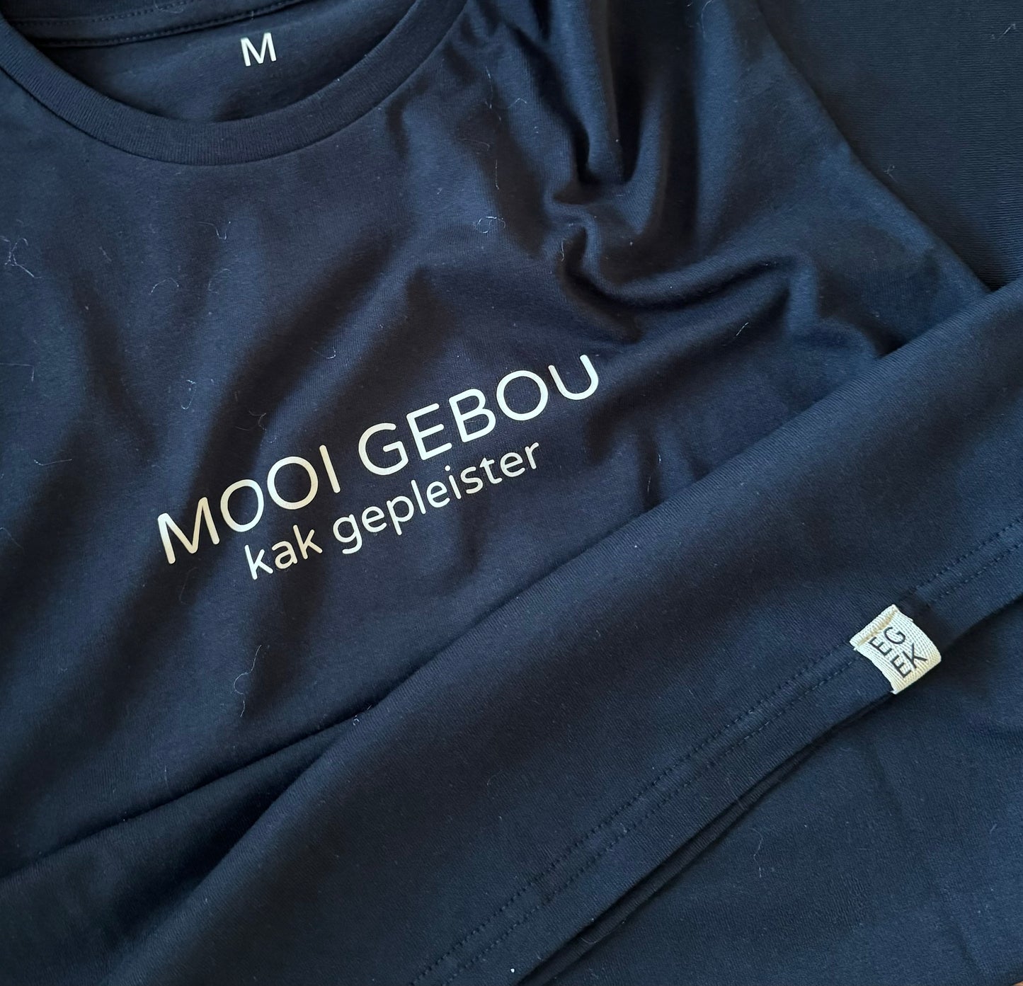 "Mooi gebou, kak gepleister" t-hemp